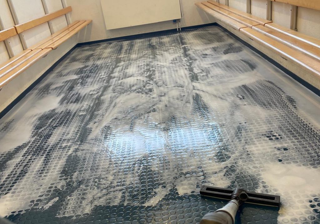 Bodenreinigung durch Herr Patrini